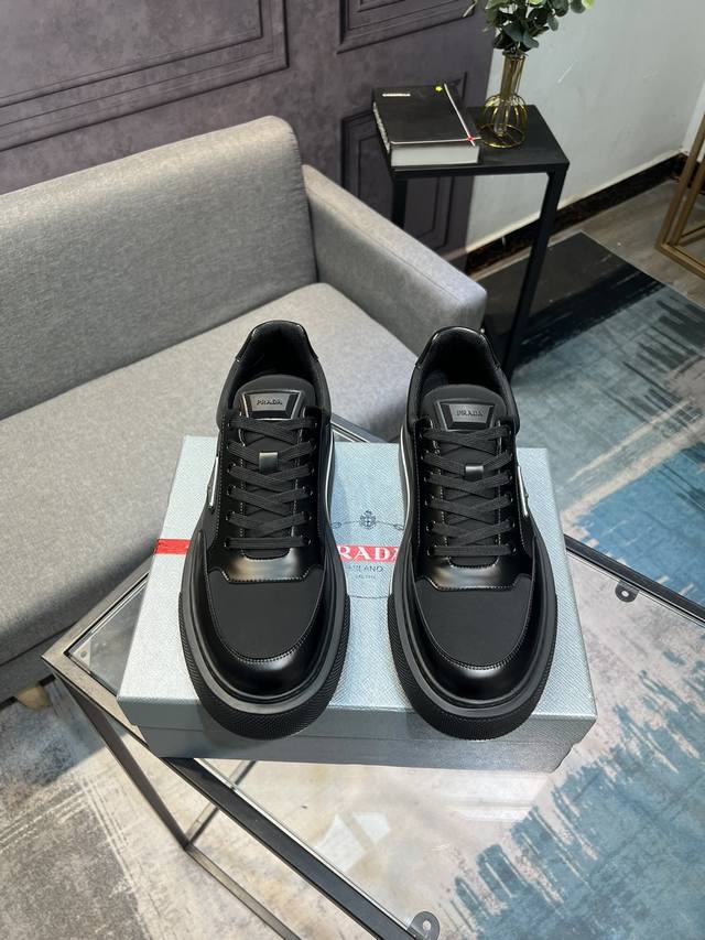 Prada 普拉达 -高端品质 -鞋面：开边珠小牛皮、纳帕小牛皮、品牌金属扣件、品牌塑胶模块 -内里：网布，垫脚；顶级牛皮 -大底：超轻tpu原版大底 -超高品